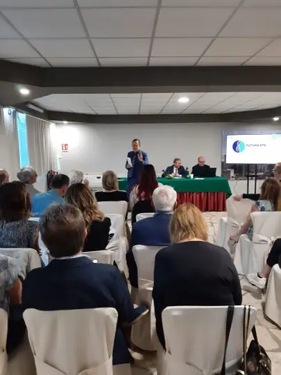 Evento Incontri Dermatologici - Roma - Fondazione Futura ETS Il Prof. Dragonetti Emanuele durante il Suo intervento sulla dermatologia e microscopia confocale all'evento organizzato dalla Fondazione Futura ETS