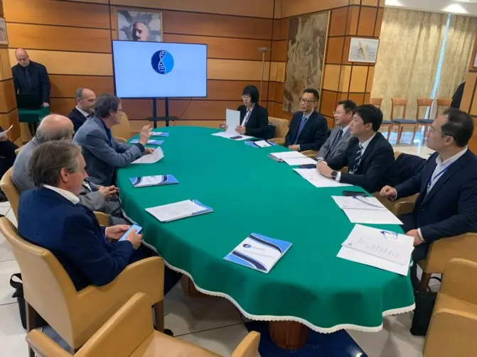 Foto del tavolo riunione con le due delegazioni, quella della Fondazione Futura Onlus e quella dell' Università di Medicina di Nanchino